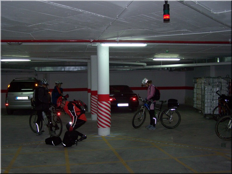 0889-Logroños-Preparando las bicis.JPG
